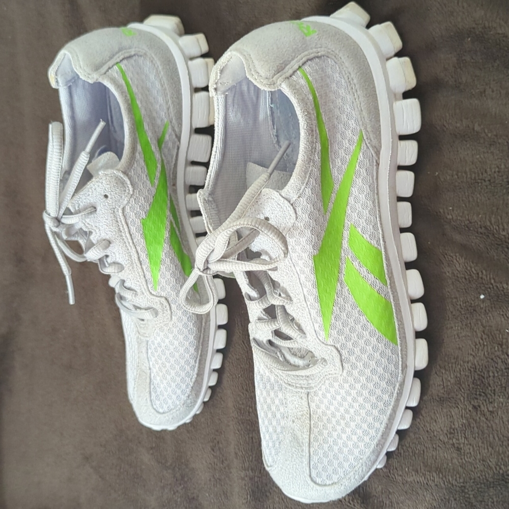 Ladies Reebok tennis shoes - Picture 2 of 7